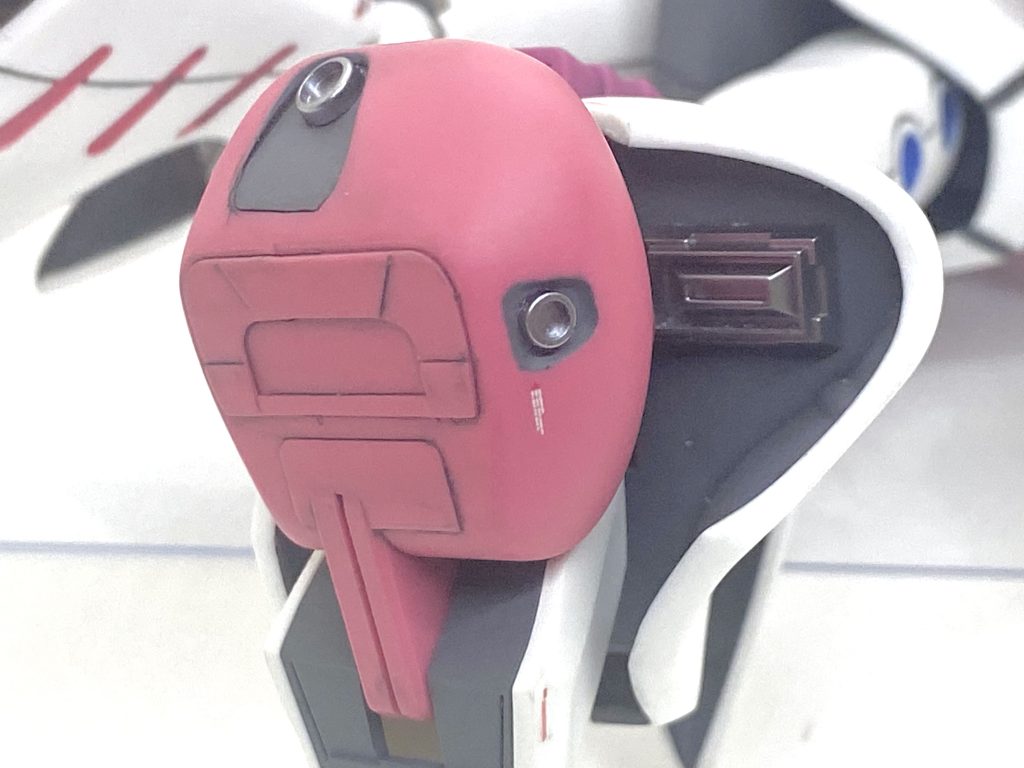 脚や踵はのっぺりしていてそのままでは味気ないからホビージャパンのモデラーズパーツのエグゼスラスター、コトブキヤの丸型スラスターを付けてディテールアップしました。