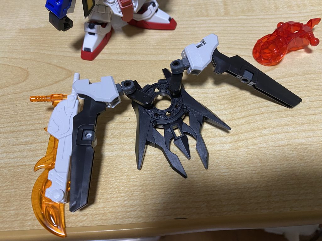グラスパードラゴンのパーツがなんか良い感じだったので、背面装備のベースに。SDノワールのパーツを軸にストライク劉備から武器、武器ホルダーに便利な姜維F91のパーツ等で構成。