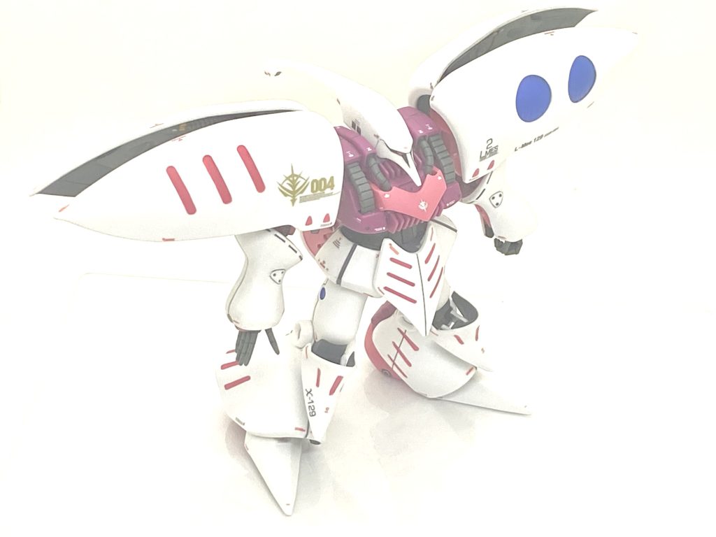 新旧両方とも仮組みして思ったのは・・・旧はポリパーツむき出しの箇所や可動に難はありますがプロポーションは全然悪くなく、作り込めばそれなりになると思いました。24年前に出た物なので金型がくたびれているのかディテールが大変甘く、まずはディテールをほぼ全て彫り直しました。大きい合わせ目は太腿、踵ぐらいなのでそこはちゃんと消し、胴体、腕なんかの合わせ目はダンモやタガネを使ってモールドにして情報量を上げています。曲面主体のキュベレイは光沢やパールが本当に似合いますがそれは表面処理があっての事で自分は光沢塗装は大変苦手だからつや消しにしましたが・・・表面処理は1000番までペーパー掛けしています。