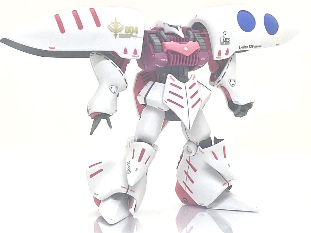 キュベレイのコードネームでありますLMES2はキットにも刻印されていますから有名ですが永野護氏の設定画には肩のバインダーにX-129やMNMADE85というのが肩に書かれており、作り時から「これは入れたい」と考えてました。キュベレイは専門のガンダムデカールが出てないので考えていたのですが・・・ジャンクのデカールを探してみるとMGの転写式のガンダムデカールに全てあり、迷う事無く導入しました。ややオーバースケール気味ですがおかげで永野護氏のテイストも入れる事が出来ました。キュベレイは派手にデカール貼ると煩そうになるので赤だけじゃなくRGジオングのデカールにあります黒と赤のコーションを使い、やや地味目に貼っています。少し控えめになりましたが・・・今回は間を空けながらも精密感を出すという課題があったのでまずまずの結果だと思いました。