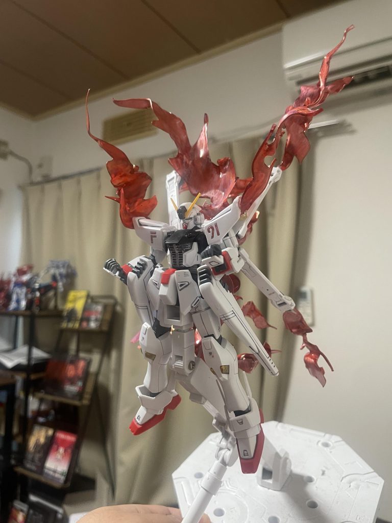 F91にミノフスキードライブを無理矢理搭載した、という設定のためファントムライトも使用可能!エフェクトパーツには下地で塗ったガンダムマーカーの上にホロマーカーのトランザムレッドを重ねて塗りました!もしかしたら肉眼の方が綺麗かもしれない!