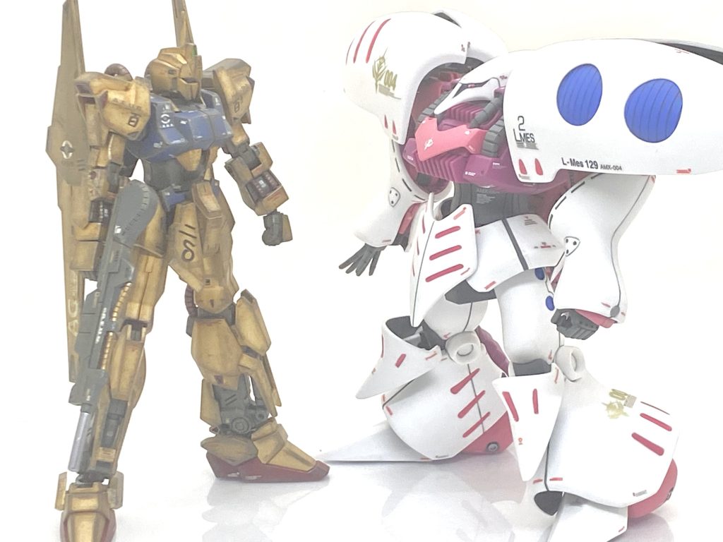 因縁あるシャアの百式と。Zガンダムの最終回の決戦はこの位の色合いだったと思います。