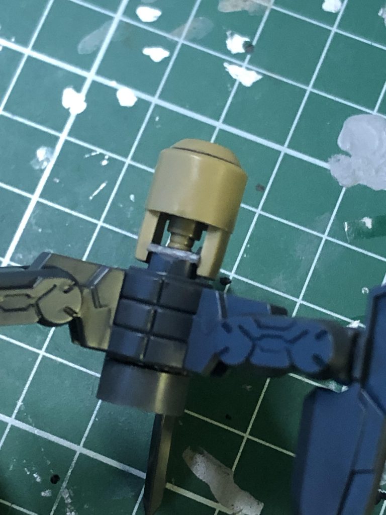 色々丸見えなので、手首はアッガイの腕パーツを被せました