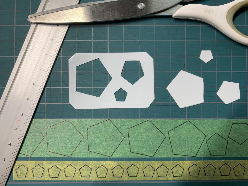 そもそも5角形のテンプレート定規なんて存在せず、(見つけられませんでした。。)プラ板切り出して3サイズ切り出して作成。定規としての精度はイマイチですが。。。