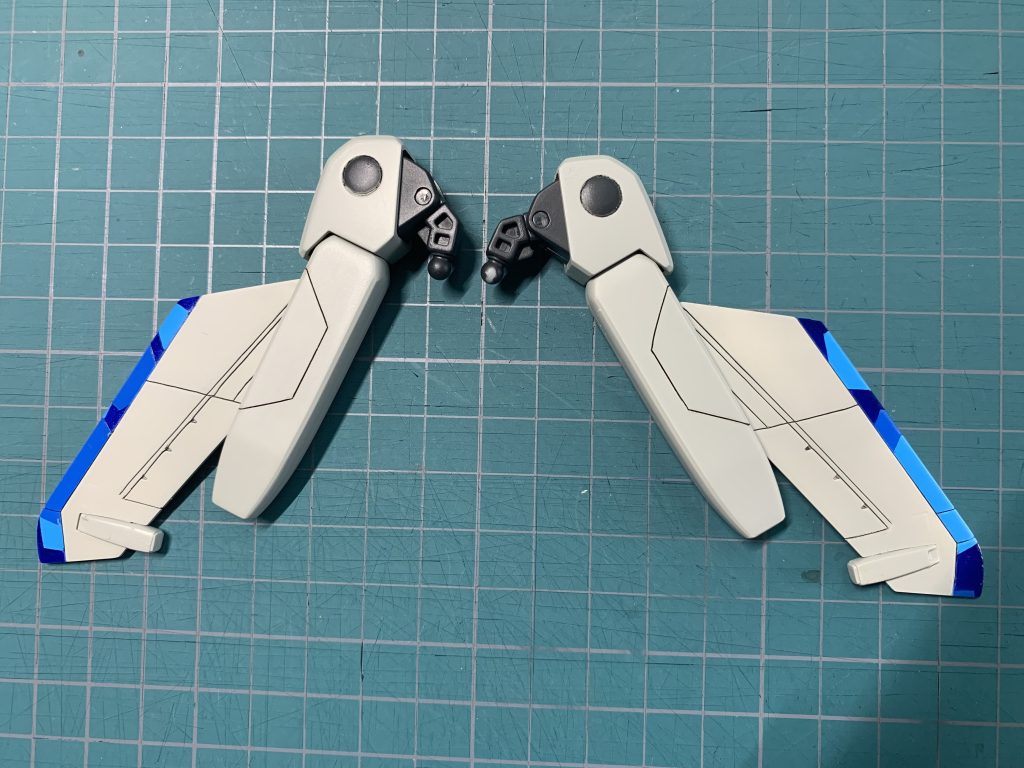 両肩にマウントするウイングパーツ。こちらも鳥さんに見えてきましたw。