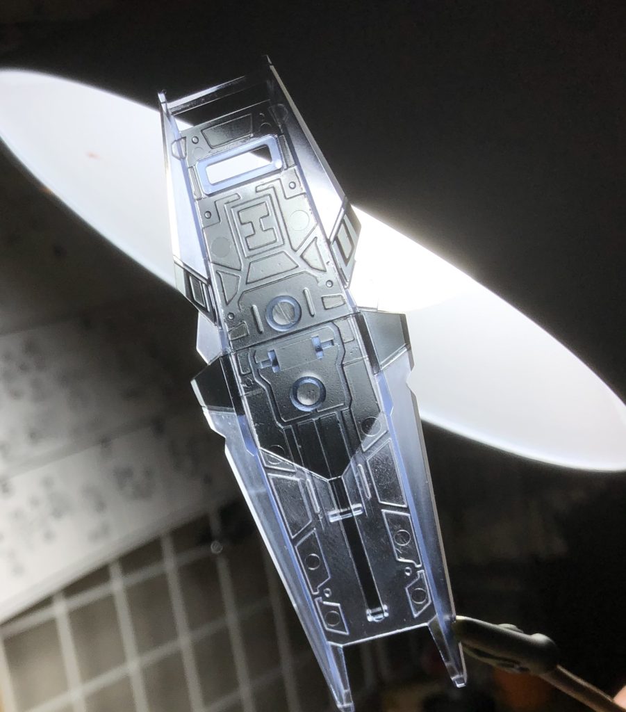 わかりにくいですが、アーマーに塗ったカラーは殆どクリア系のカラーです。写真はクリアブラック。乗せ具合がわからなくて結構濃いめになってしまいました。難しい…