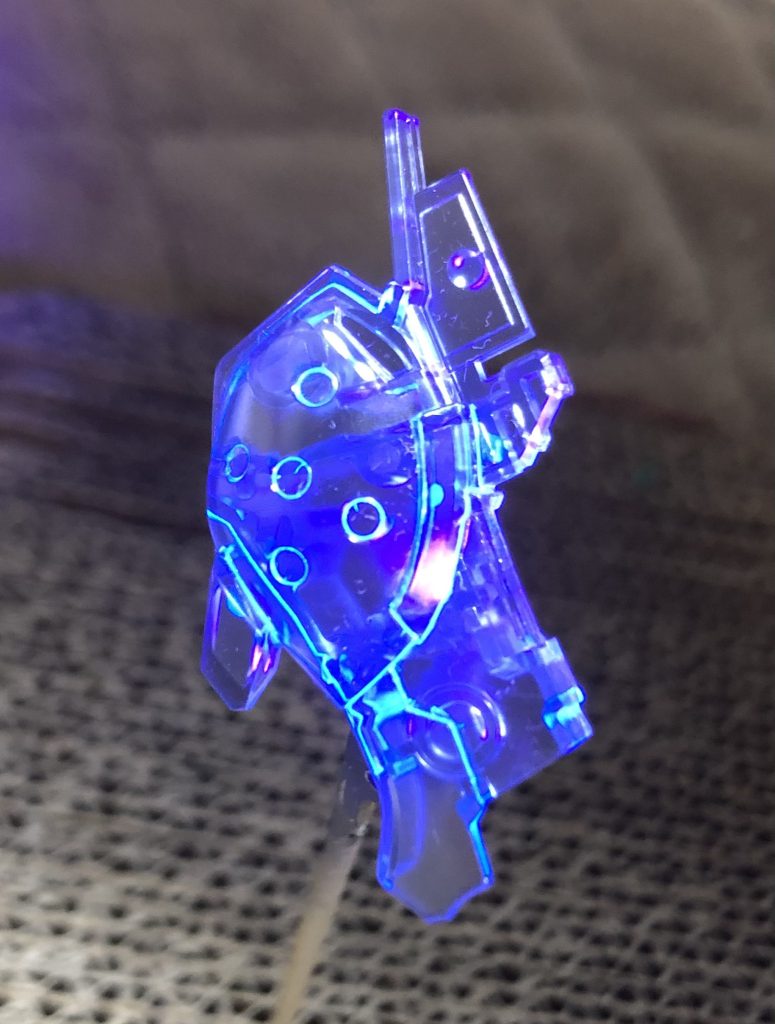 墨入れは、ガイアのエナメル蛍光ブルーです。クリア素材が割れてしまわないか心配でしたのでテストで流し込んでみた時の写真です。ん、キレイ。