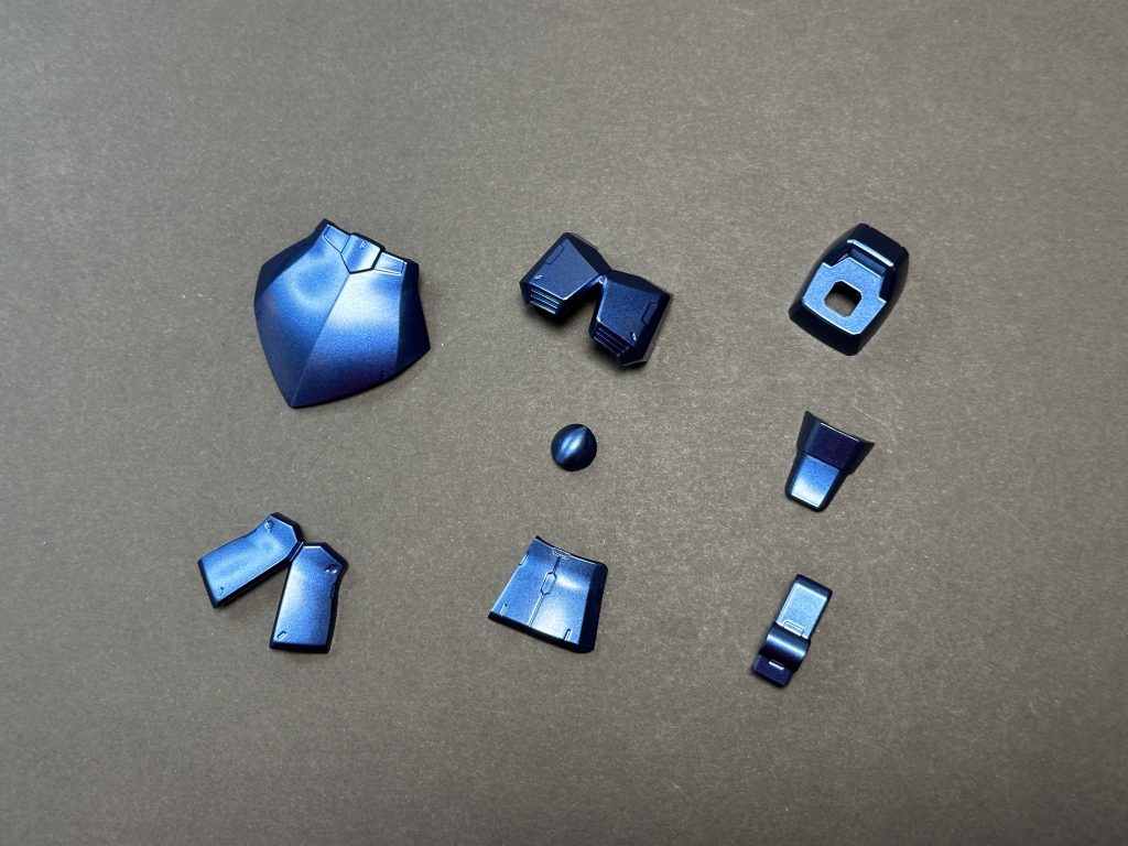 メタリックブルーは、GX メタルダークブルーを選び、同じく落ち着いた色合いのピュアーメタリックレッドと組み合わせています。