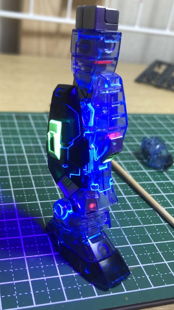 赤色の蛍光はフレームに塗ってあります。奥行きと立体感が出るナイスな思いつき!と一人でニマニマしてしまいますw