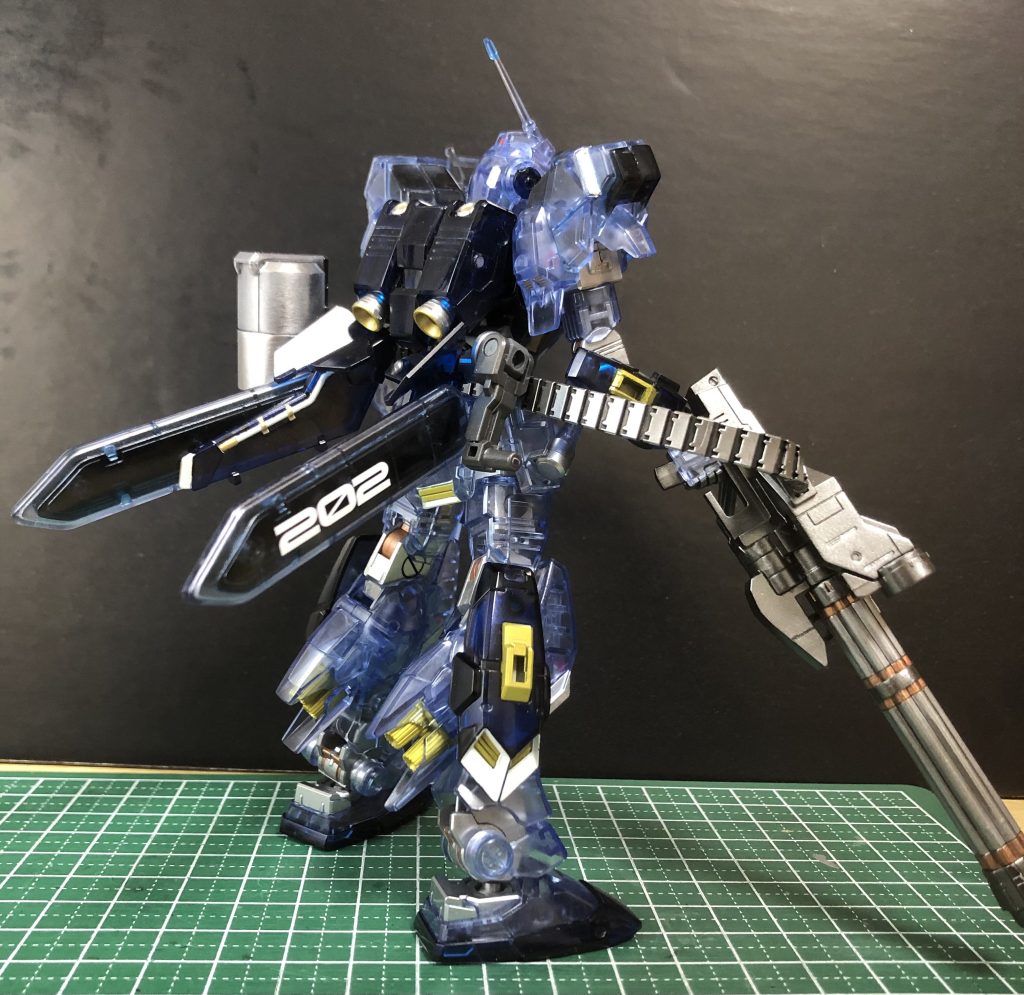 リア全身。連邦っぽい平たいプロペラントタンクがカッケェです。軟素材のガトリングのベルトは、プライマーを吹いてから塗装しました。割れずに発色してくれてよかった!