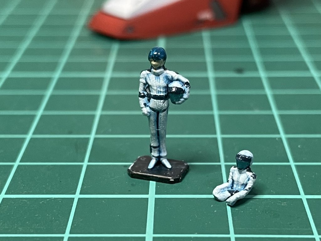 パイロットフィギュアも塗装しました。RGの1/144フィギュアに比べればだいぶ塗りやすいけど、顔を描くのは無理です🤣パイロットスーツの白部分は水色で塗りつぶしてから、Mr. ウェザリングカラーのシェイド・ブルーでウォッシングして、それから白でドライブラシしました。ヘルメットのバイザー部分は青竹色です。
