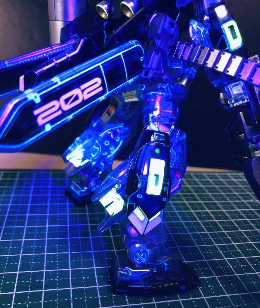 リア。紫に見えるのはブラックライトのカラーです。せっかくのクリアなのでアーマーの下、フレームにも蛍光カラーで塗装してアーマーもフレーム内部も光る様にしてみました!