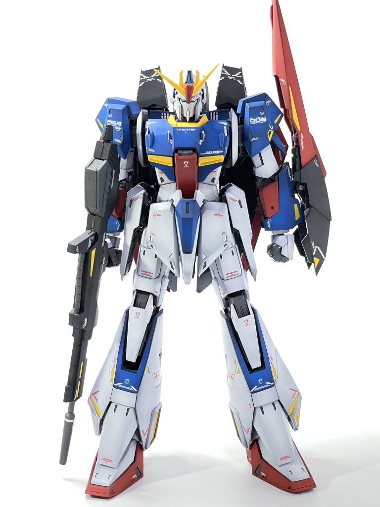 正面。塗装は暗色からの立ち上げでほんのりグラデーション。つや消しトップコート仕上げです。ただ普通に作るだけで、最高にかっこいいゼータになる素晴らしいキットですね。やることがなさすぎて、某有名プロモデラーが模型誌作例を断ったのも頷ける出来です。