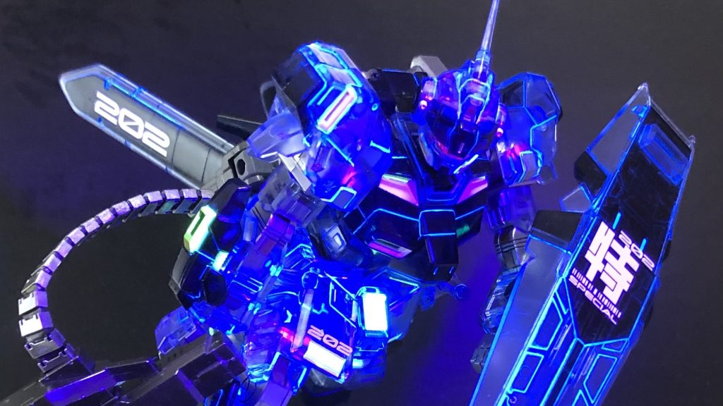 せっかくのクリアなので、基本色は塗らずに活かす方向で。スジボリしっかり掘って、蛍光ブルーでブラックライト発光させるのを試してみました。