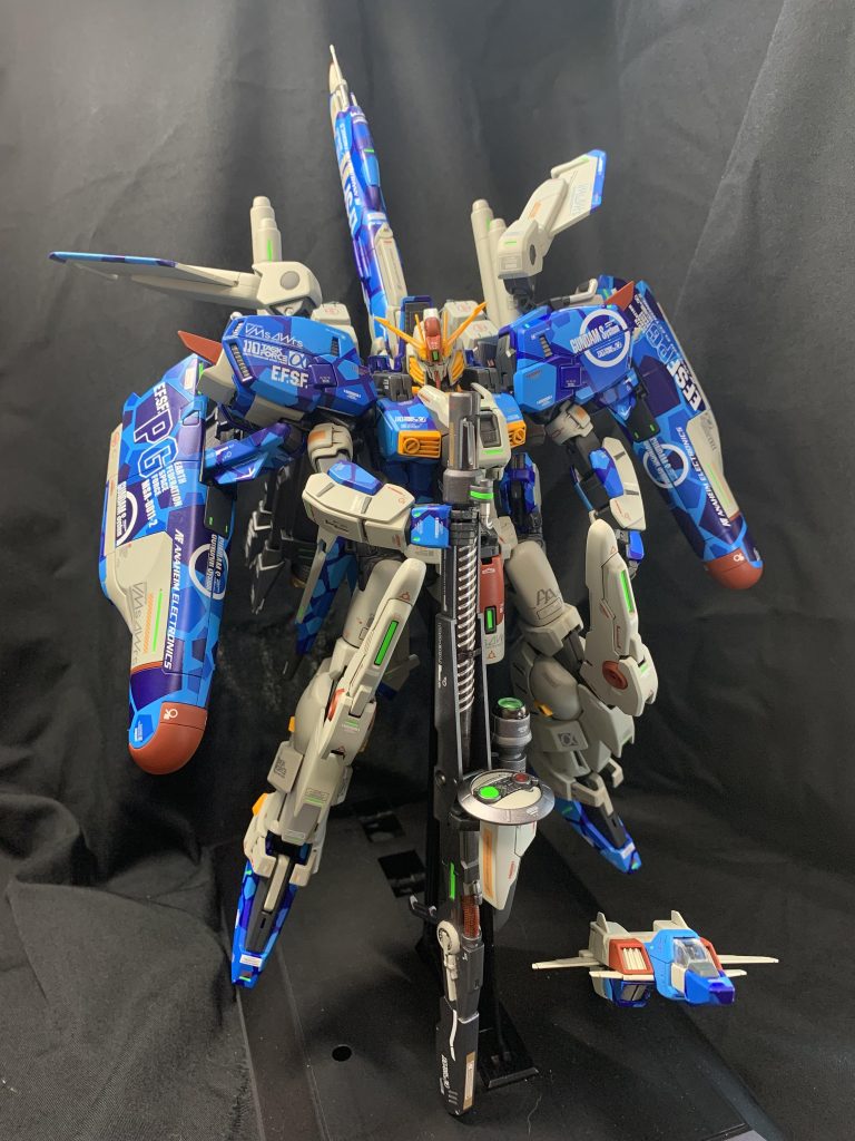 そして完成。作った方はご存知かと思いますが特に腕、肩周りがギミック多すぎて干渉するので稼働範囲がなかなか厳しいですね。ポージングむずいですw。