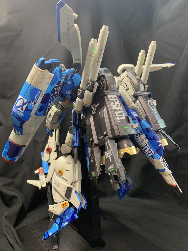 バックショット。説明書では専用スタンドを1番最初に作ることになっている理由がこの大型パックパックかと。自立させるには工夫が必要ですねw。大型バーニアも少し加工しました。