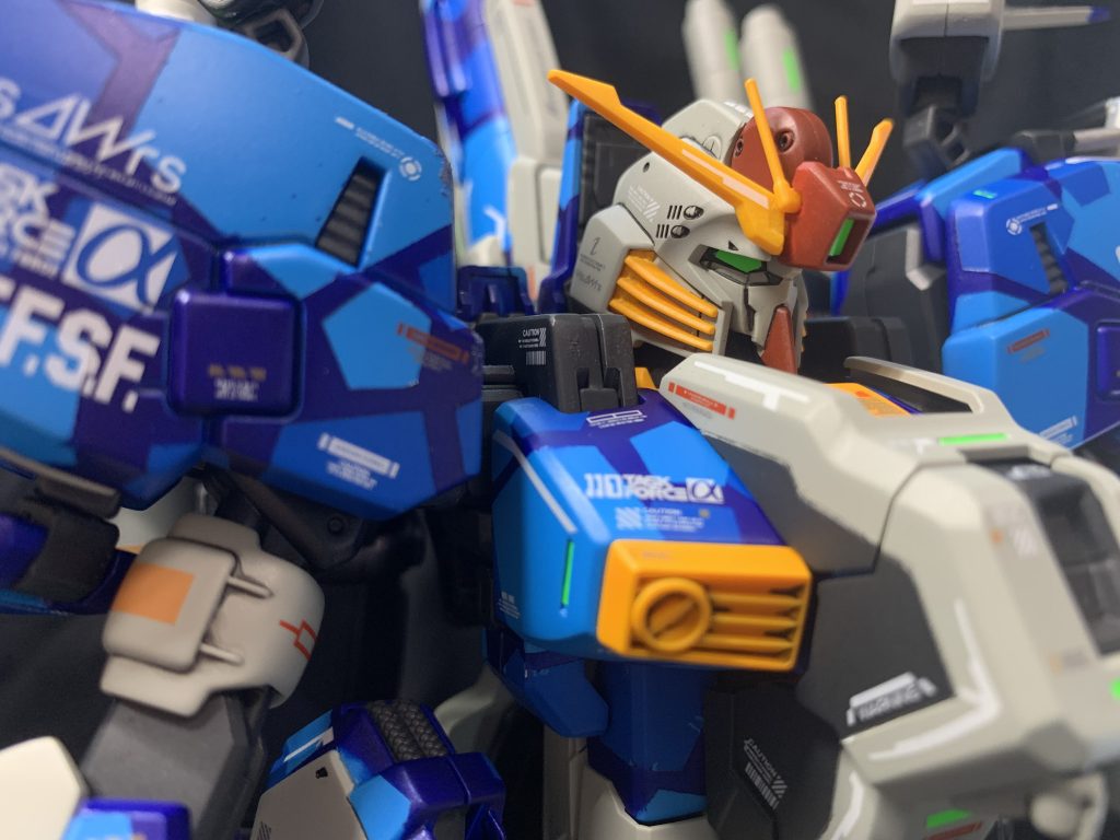 胸アーマーなども細かい部分で塗り分けしました。ディテールも幅広めの筋彫り追加して蛍光グリーンテープを貼ってます。航行灯的な?