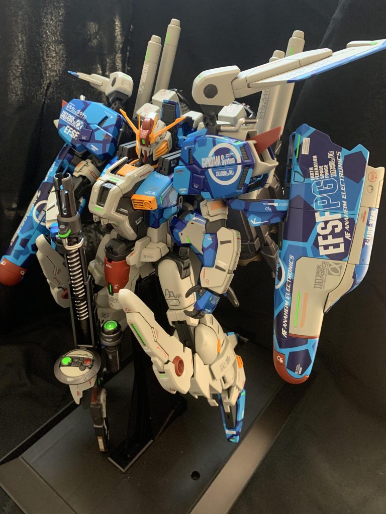 角度と照明も少し変えて。で、例の飛行形態に変形させるつもりでカラーリングとデカールなど考慮して作成してましたがいろんな場所で回転、スライド、伸縮などするとパーツ同士がかなりタイトなので塗装剥げました泣。なのでMS形態維持ですw。