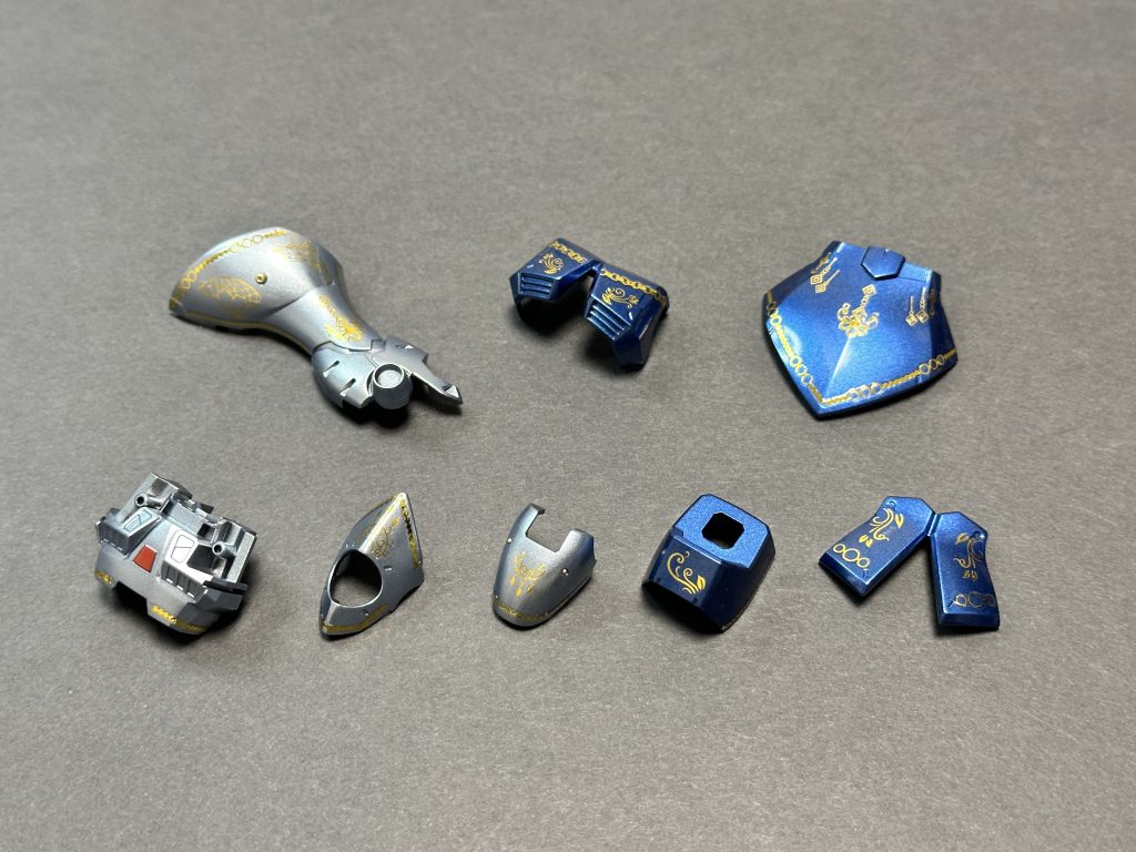 ネイルアート用のエングレービングシールは、ライン・チェーン柄のジェルネイルシールと紋章柄のウォーターネイルシールを組み合わせています。