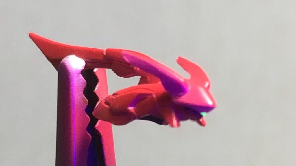 モノアイはグポーンします。蛍光塗料とブラックライトで!でもコレ、組んだらほぼ見えない…