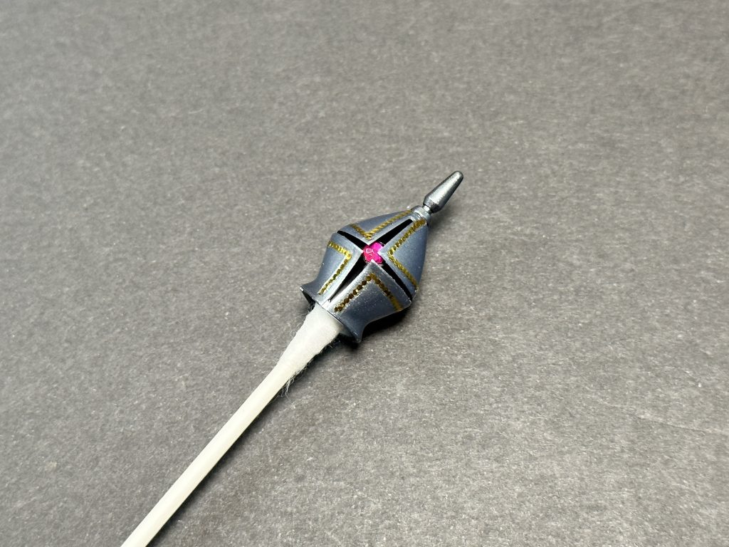 モノアイは、百均のラインストーンシール・2.5mm(ピンク)を取り付けています。