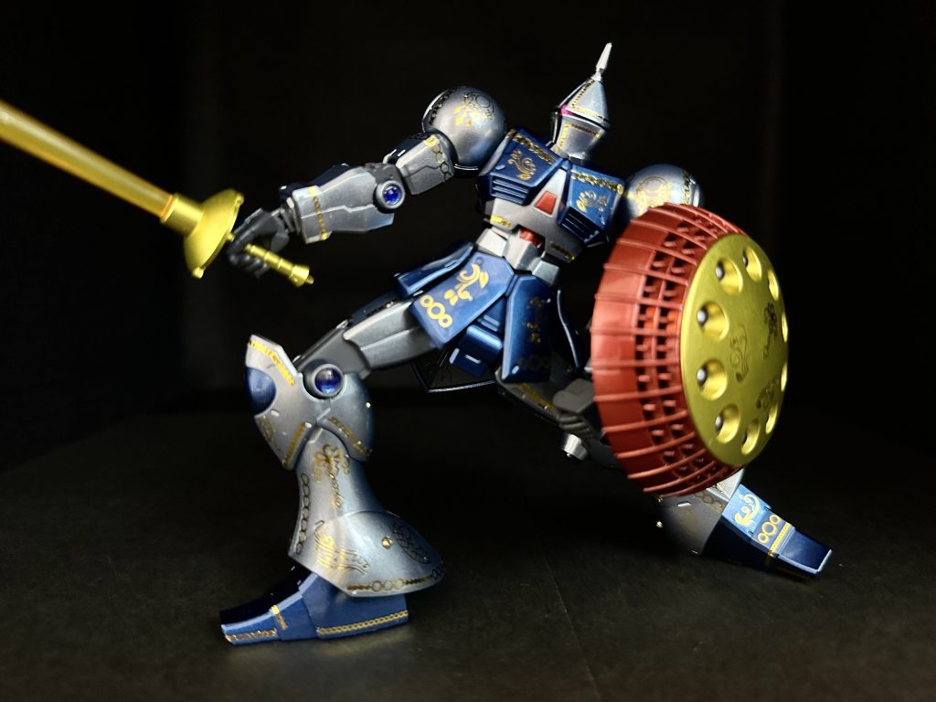 シールドのゴールドはスターブライトブラス、腕や脚の関節には、百均のラインストーンシール(ブルー)を取り付けています。