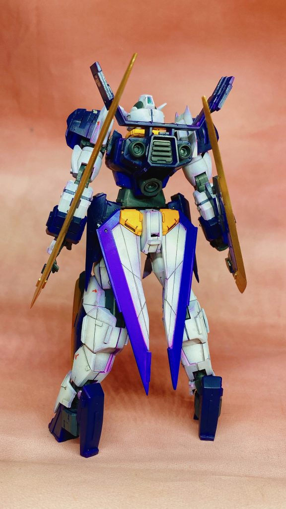 各所にプラ板やランナータグ、スチールボールでディテールの追加、腹部を1.2mm延長。頭部アンテナと頭部接続部を1mm延長して目を隠すようにしました。また、ランドセル上部をプラ板で追加工作して延長してます。