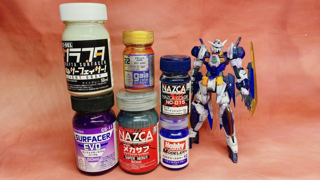 使用塗料。関節はサーフェイサーEVOのスーパーヘヴィ。他はサーフェイサーEVOのパープルを下地に、赤パーツ→ヘビィコバルトブルー青パーツ→ダークブルーイッシュパープル白パーツ→クラフタサーフェイサーライトグレーレイザー刃部→スターブライトゴールドデカールはスジボリ堂のロボデカールとRGプレミアムデカールキャンペーンのものを使用してます。