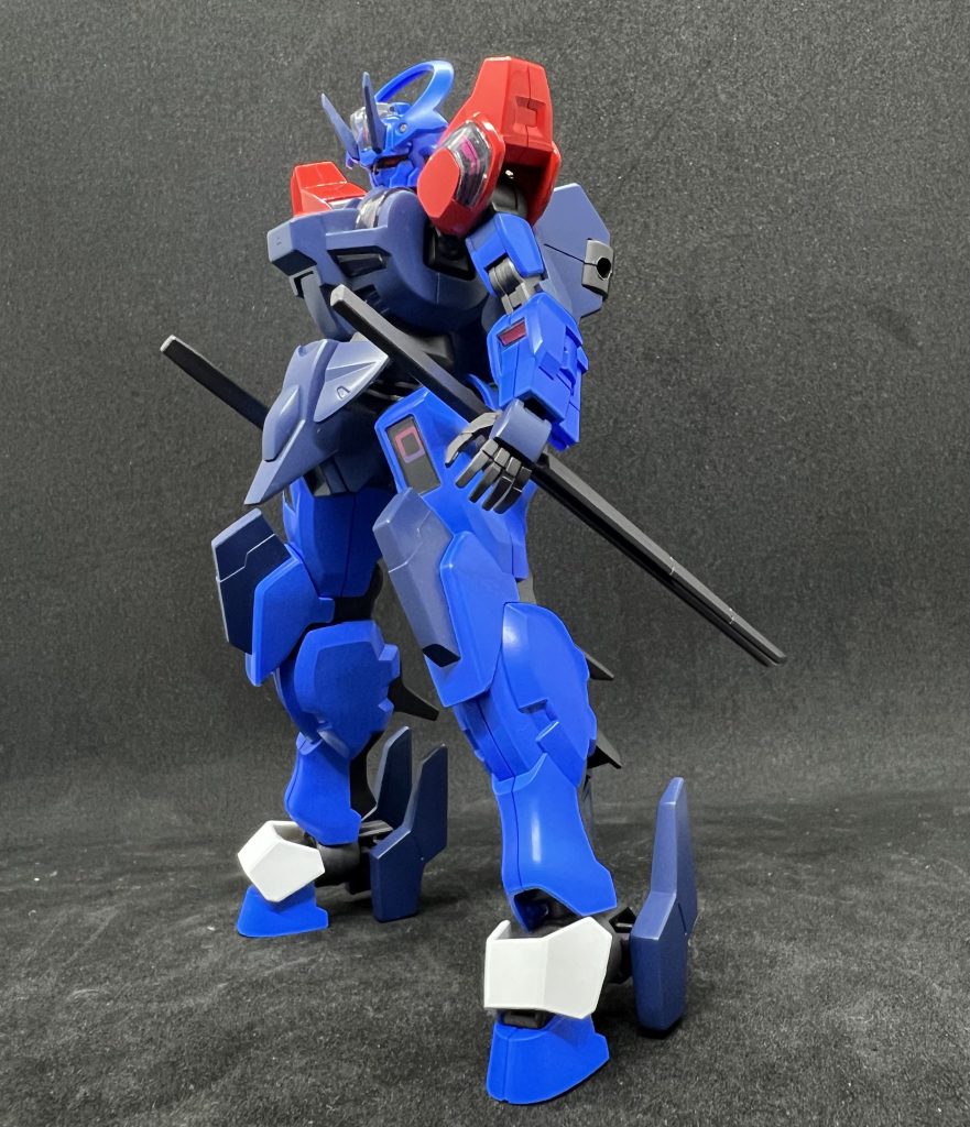 組み立てるまで全然予想してなかったんだけども、サイドアーマー外すとそこに剣をマウントできるので、よりアレっぽくなるという…