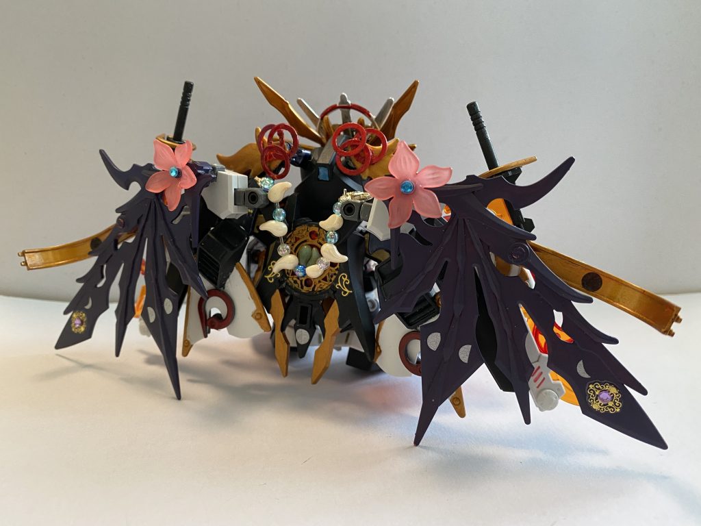 背面。SDガンダムワールドヒーローズのダークグラスパードラゴンの羽が良すぎたので使うことに。結果的にかなりのボリュームになりました。