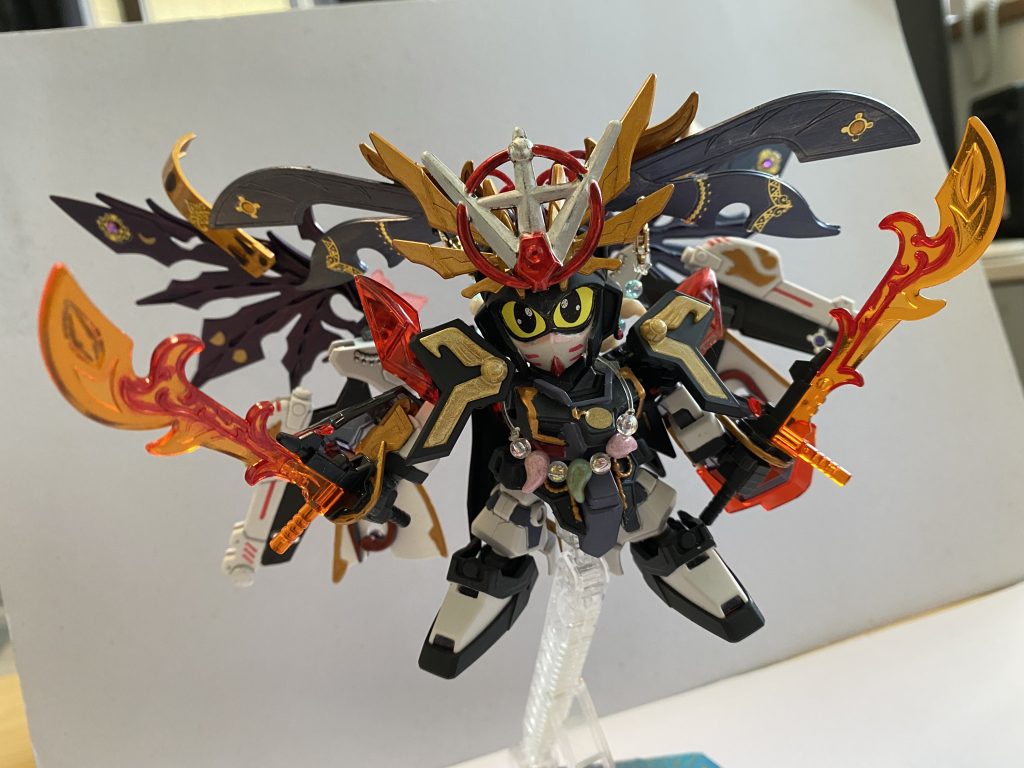 武器はシンプルに剣二刀流。本体のベースにも使ってるストライク劉備から武器も作成。