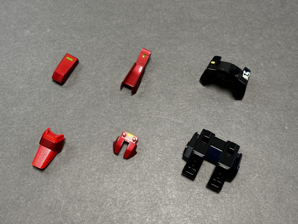 マスキングでレッドを塗り分けたり、グリーンのメタリックシールを使ってアクセントにしています。