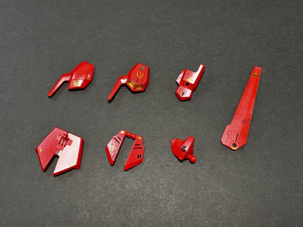 パールプレミアムレッド、プレミアムガラスパール、Ex- クリアーの順に塗装し、モデリングワックスで磨いています。