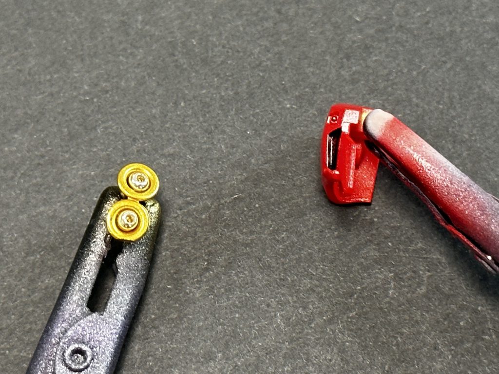 頭部左右のバルカンには、0.5mmのメタルボール、バーニアには百均のシードビーズを取り付けています。