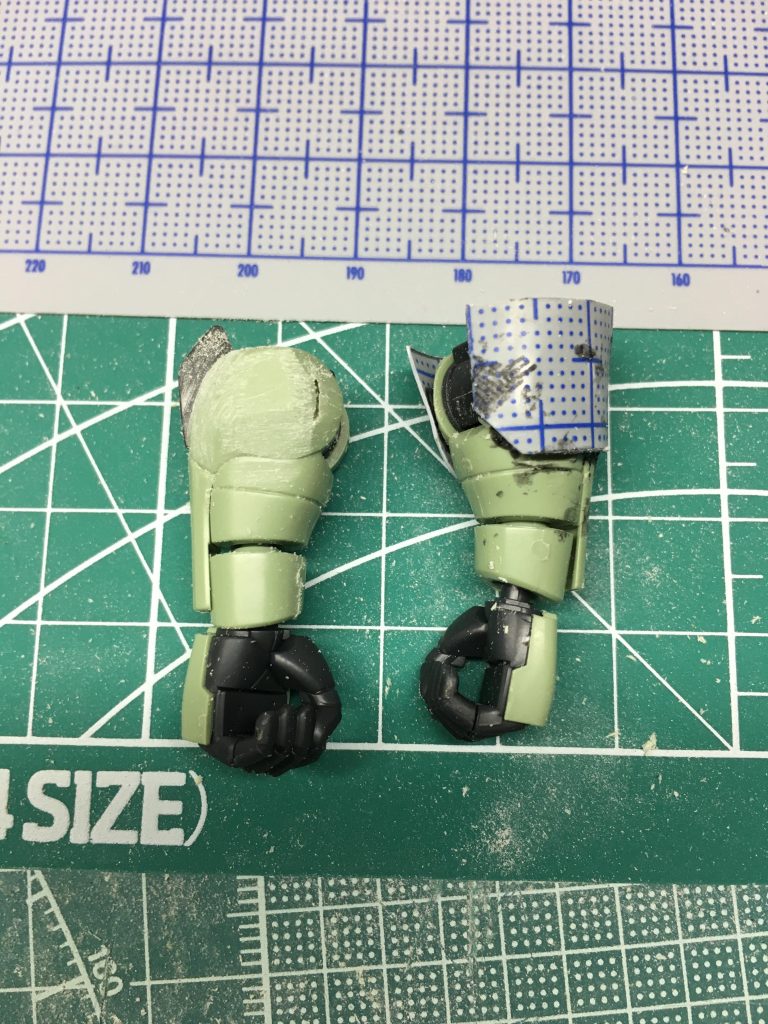 腕部丸い部分を削り、プラ板を貼り付けます