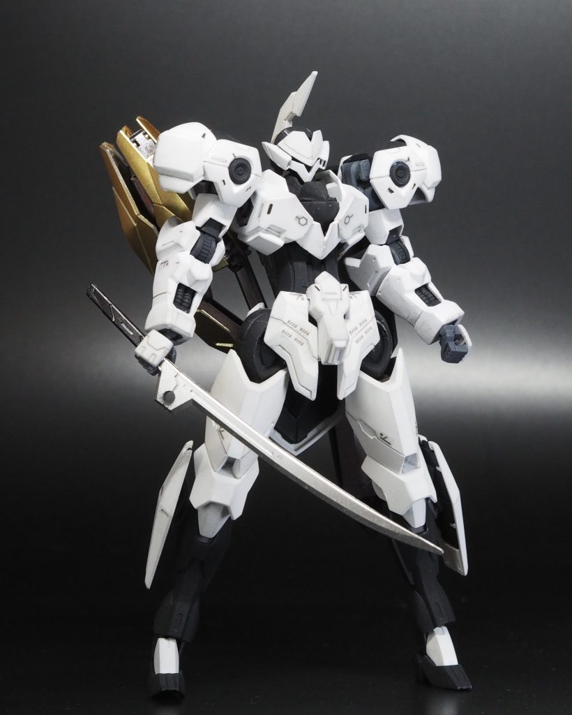 ミカエリスをキマリスヴィダールとミキシングしました。・頭部はミカエリスあるあるの改造です。・肩〜腕、腰の前アーマーはキマリスです。・コクピットをキマリスのパーツで塞ぎました。・背中にはアームでビームブレイザーとシールドをアームで接続しまさた。