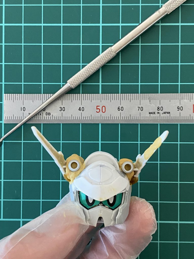 頭部造形、曲線部分以外はほぼプラ板。フェイス周りはデザインナイフで削り取った後、切り込み入れて角度変更しただけ。作り始めはGセルフに見えるのかハラハラしながら作ってました。
