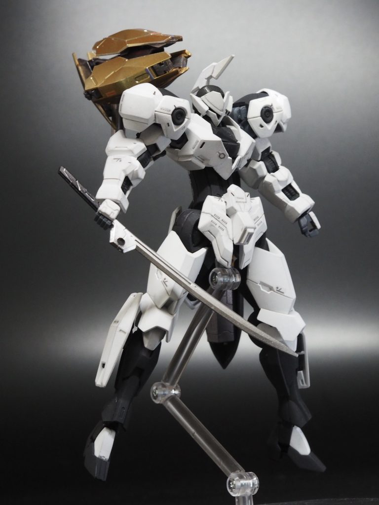 白と黒はアクリルガッシュ、ゴールド、シルバー、ガンメタはガンマカで塗装しました。