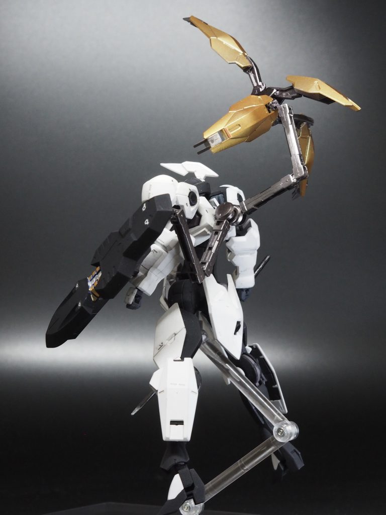 後ろからここから先はアクションポーズで