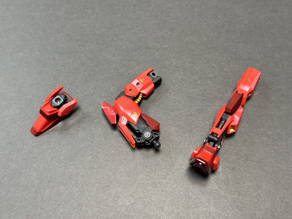 内部フレームのダークグレーには、メカサフ・スーパーヘヴィとサーフェイサー・エヴォブラックを1:1で調合した、ブラック寄りの色を使っています。