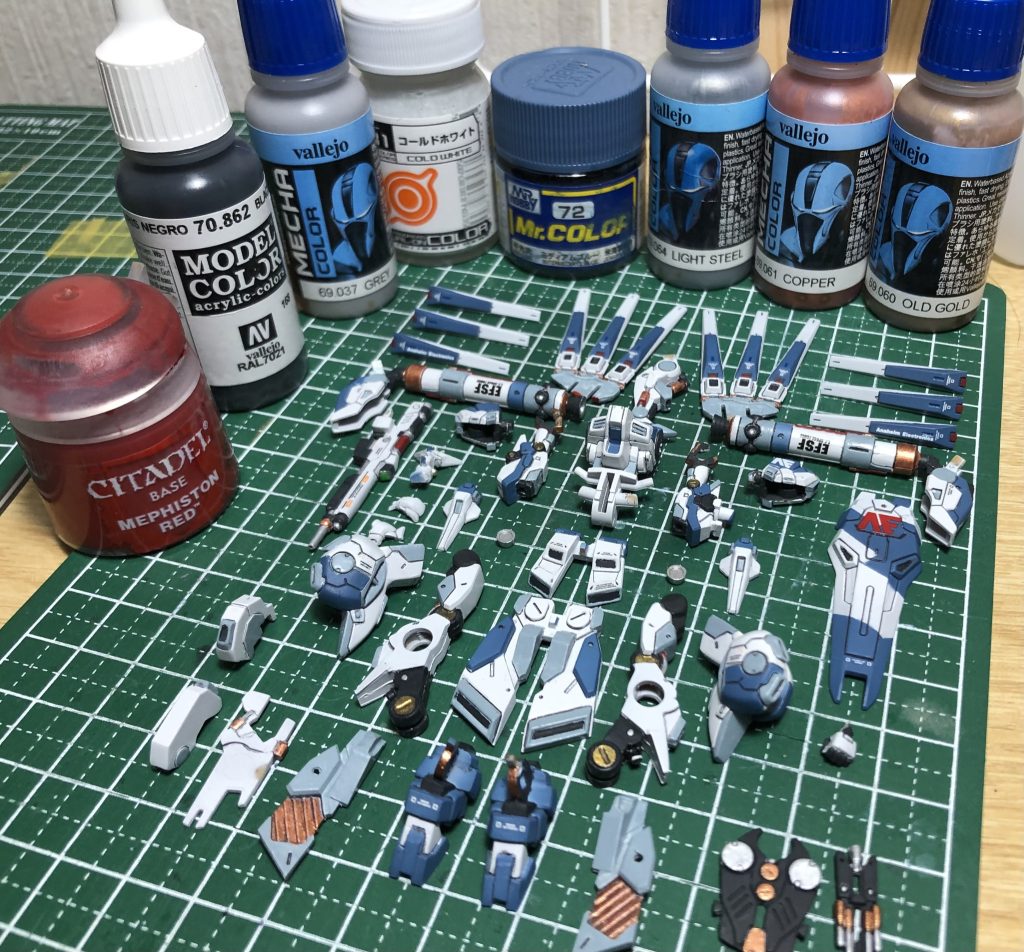 使ったカラー一覧。ミディアムブルー初めて使いましたが、とても良い色で気に入りました!そのせいで、後にエアリアルがミディアムブルーで塗装されることになったのは、また別の機会で!