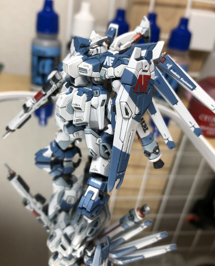 左から。アムロのパーソナルマーキングが無かったので手元にあったアナハイムをそれっぽく貼ってみました。いいアクセントになってくれました!