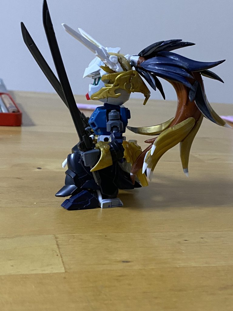 髪の毛はダン戦のフェンリルのしっぽをベースに劉備や信長の髪の毛をバラしては貼ってを繰り返しツンツンに。何度落として折れたことか。。。首にしゃばろ首を入れて重力に負けないタフな首を手に入れています