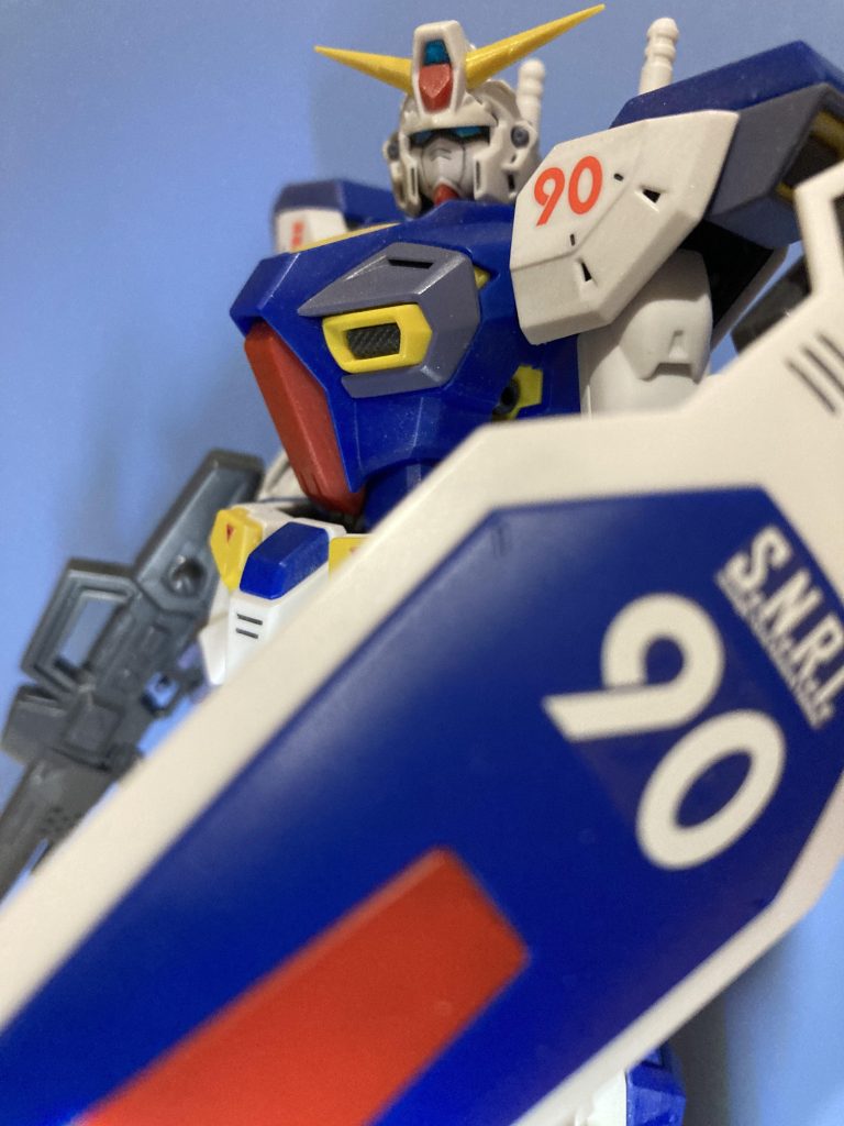 下からアップV字アンテナが他のガンダムタイプに比べて角度が広いのと横から生えてる感じが特徴的ですかね