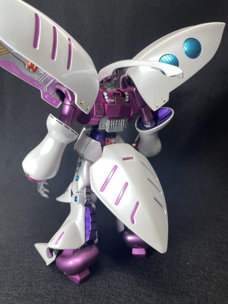 ファンネルBoxは背中から腰に移動。伸ばした腰周り、首にスキマが空くので色々パーツ詰め込んでます。