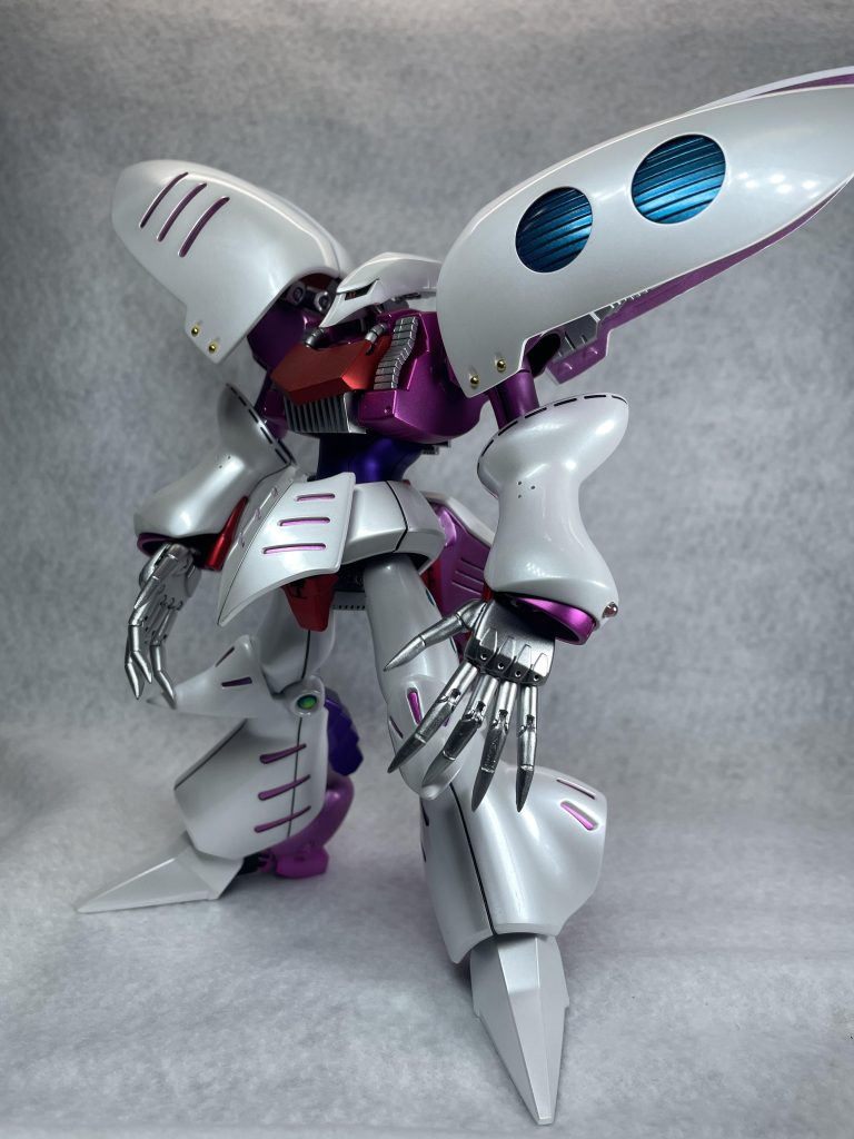 HGキュベレイを細身でスタイリッシュなシルエットに仕上げました。ファンネルBox・手は1/100使用で大型化。胸は中央でカット幅詰め。カカト、足首、腰周り、首で身長を伸ばしています。