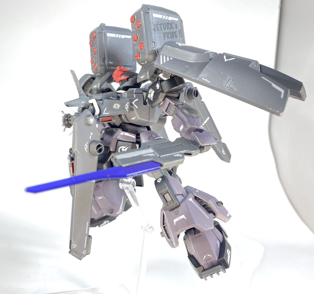 [武装類]主装備となる大型ビームバズーカのほか、肩部のミサイルコンテナ、ウィンチユニット、そして背部の対MS爆雷など、多様な武装を保有している。また、本機のシールドバインダー内に格納されるビームサーベルには、ショートライフル機能をもったアタッチメントが装備可能となっており、状況に応じで戦場で換装することも可能となっている。