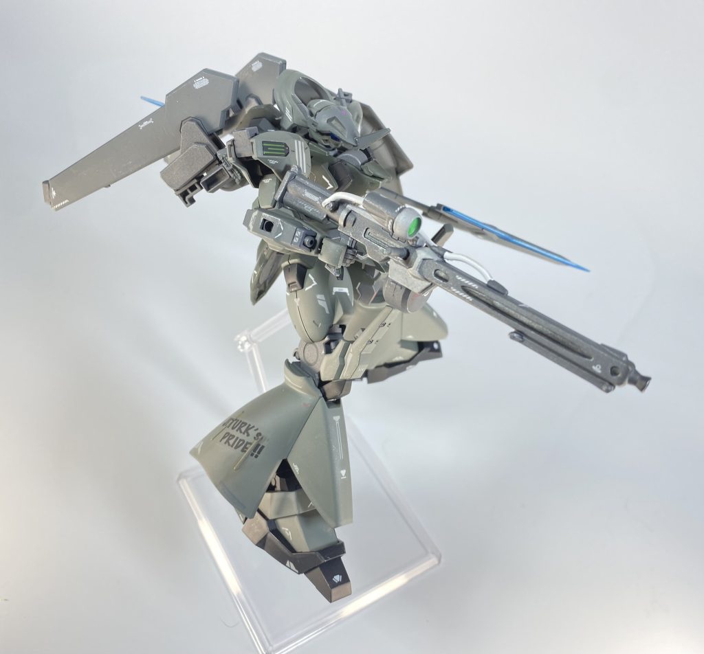 [軽装形態]肩に装備されるスラスターパックユニットは戦闘中にもパージ可能な構造となっており、その形態は軽装形態とも呼ばれる。重量が低下することで、推力でぶん回すのとはまた違った、レスポンスの早い軽快な機動が可能となるため、近接戦闘時などにはこの形態が適しているといえるだろう。