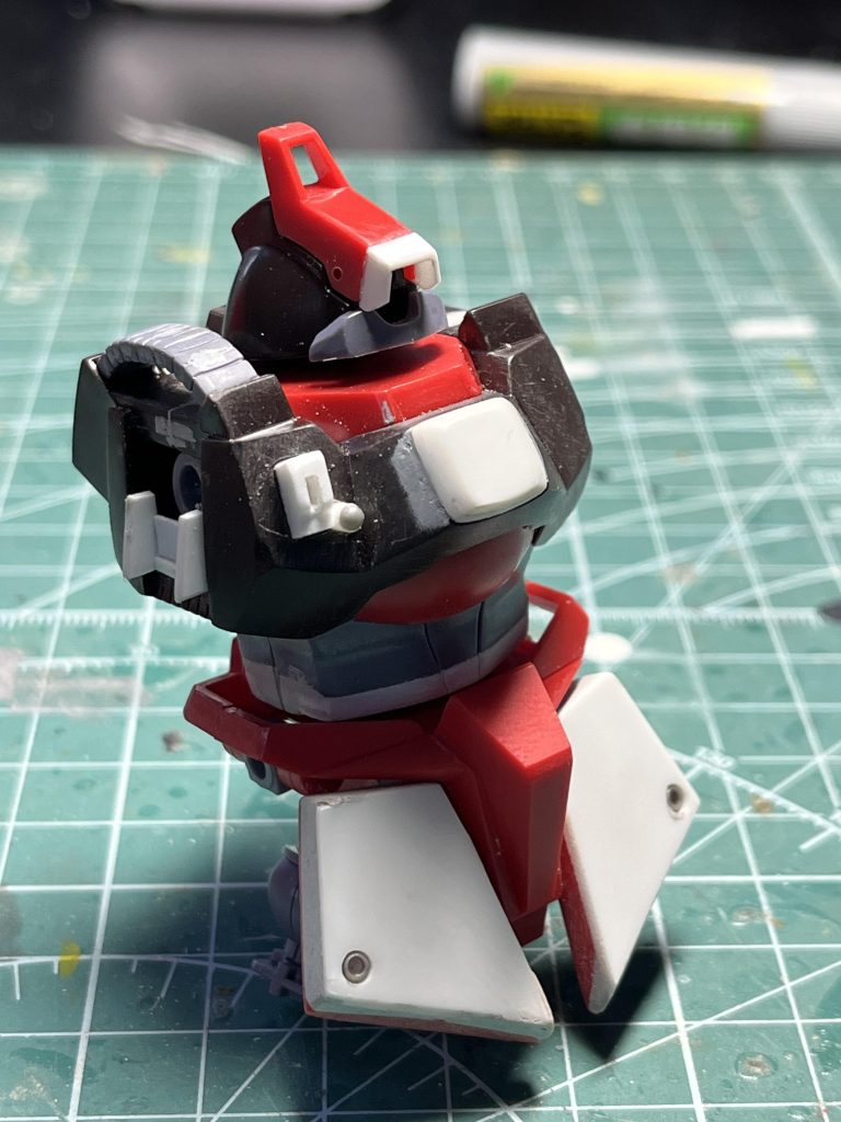 頭部→ヘッドカバーをプラ板で延長。 胸→胸の出っ張りをプラ板で延長。右胸部→自作したセンサーパーツ追加。脇→自作したフレームパーツ追加。腹→プラ板とパテで2ミリ延長。フロントアーマー→プラ板で拡大。平面に変更。