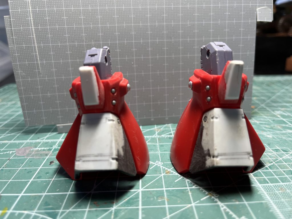 脚→膝、脛部分をプラ板で拡大し平面に変更。  ⚪︎モールド部は市販のビスパーツに変更。